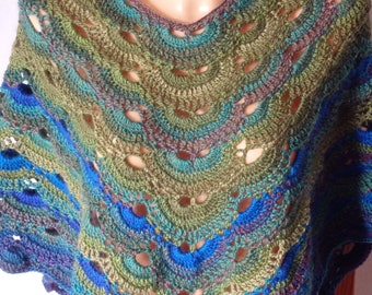 Poncho au crochet d'inspiration couleurs paon