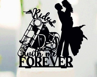Può includere: Topper per torta in silhouette nera di una coppia che si abbraccia, con una motocicletta sullo sfondo. Il testo "Ride with me FOREVER" è sotto la coppia.