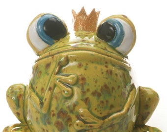 Ceramic Frog with Crown Quirky Ceramic Figurine Girly Fabulous Room Décor | Green