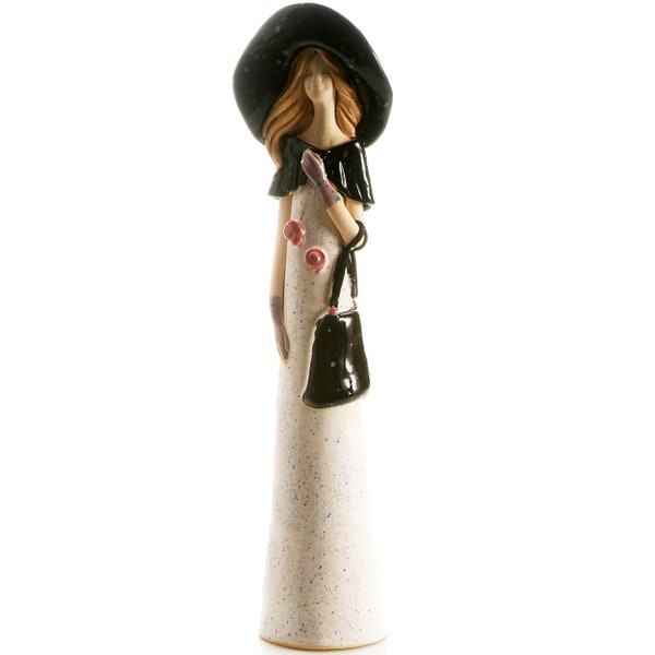 Dame élégante avec grand fourre-tout noir en robe blanche avec chapeau noir ornement en céramique fait à la main dans le style Art déco