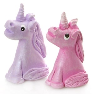 Peculiar 2 mini unicornios de cerámica esculpidos a mano regalo de adorno de cerámica para niñas empaquetados en pequeñas cajas de regalo