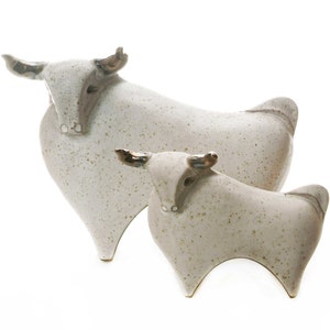 Handgefertigte Keramik Zeitgenössische Stier Statue in Cool White Matte