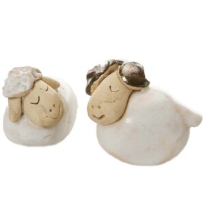 Adorable petit mouton en céramique mignon et bélier dans un emballage cadeau, cadeau de mariage pour monsieur et madame avec carte commémorative
