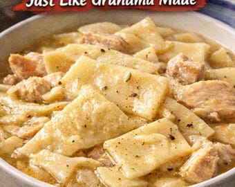 Puede incluir: Un plato de pollo con albóndigas. El plato presenta albóndigas grandes y cuadradas en un caldo cremoso con trozos de pollo. El texto "Just Like Grandma Made" se muestra en la parte superior de la imagen.