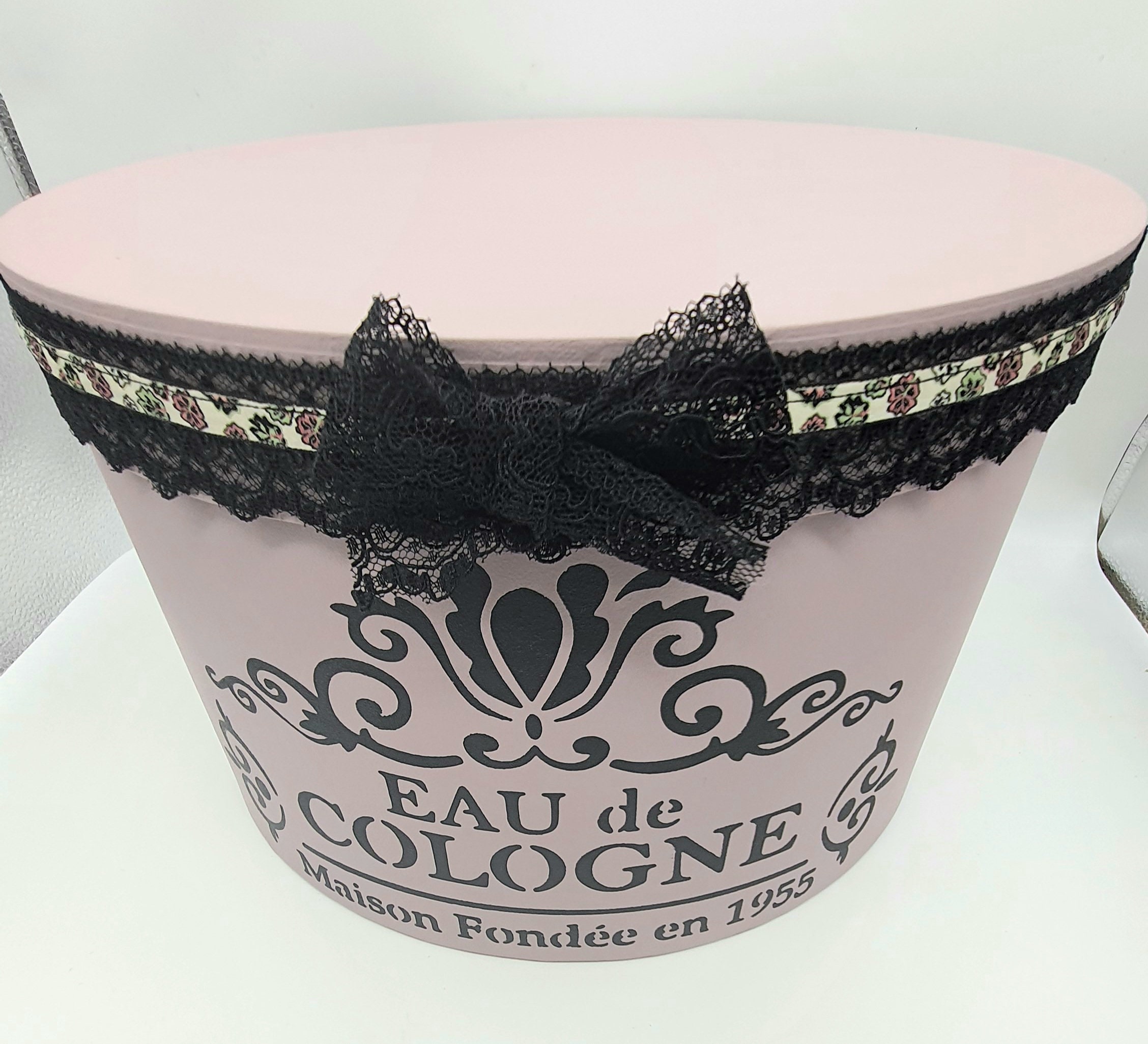 Boite à Chapeaux Ronde Rose et Noir avec Dentelle