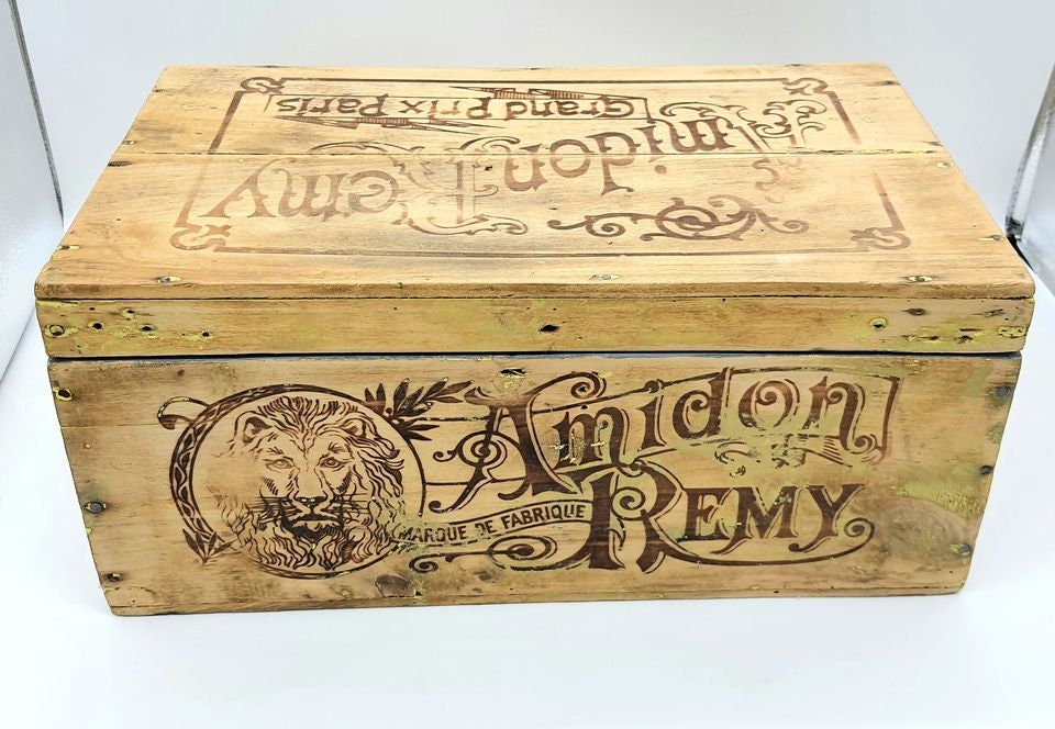 Caisse en Bois Ancienne avec Motifs