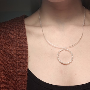 Silber zarte Anhänger Perlenkette hergestellt in Kroatien, Geschichte inspiriert einzigartiger Kragen, kroatischer Schmuck, Braut Geburtstag Geschenkidee