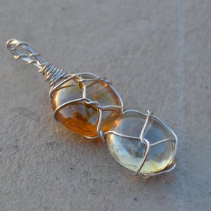 Collar colgante transparente azul jengibre inspirado en Frozen hecho en Croacia, colgante de vidrio envuelto en alambre, idea única de regalo de cumpleaños navideño
