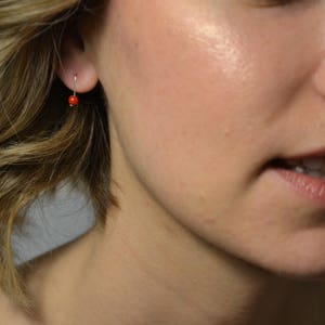 Einzigartige minimalistische Silberohrringe aus Kroatien, rote Koralle Geschichte inspirierte Ohrringe, kroatischer Schmuck, perfekte Geschenkidee für den Geburtstag