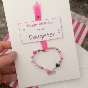 Petite-fille de joyeux anniversaire - une carte de voeux avec une jolie décoration coeur souvenir, carte personnalisée