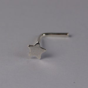 Piercing em forma de estrela. Piercing em forma de estrela em prata esterlina, estrela de 3 mm, calibre 22 (0,6 mm), Piercing em forma de estrela em prata em caixa, Piercing fino em forma de estrela.
