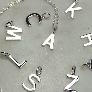 Collar con colgante de letra inicial de plata esterlina de 10 mm, collar con colgante de inicial de plata, collar con colgante de letra de plata, inicial de plata.