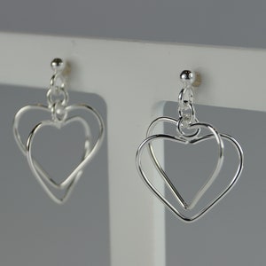Boucles d&#39;oreilles coeur en argent sterling, boucles d&#39;oreilles pendantes coeur, boucles d&#39;oreilles pendantes coeur, boucles d&#39;oreilles en argent sterling, boucles d&#39;oreilles double coeur.