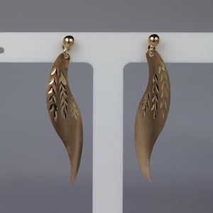 Vintage lövörhängen. Begagnade bladdroppar i 9 karat gult guld med borstade blad.