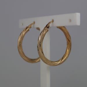 Vintage texturerade kreolska ringörhängen i 9 karat guld. 26 mm.