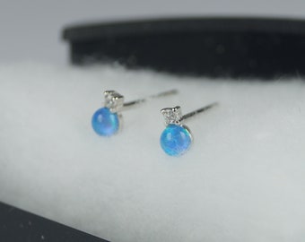 Pendientes pequeños de ópalo de plata y diamantes, pendientes de plata de ley y ópalo azul, pendientes de ópalo sintético y circonitas cúbicas.