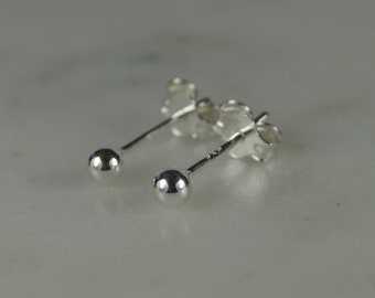 Petites boucles d'oreilles boule en argent sterling de 3 mm. Petites boucles d'oreilles boule en argent sterling. Clous d'oreilles en argent dans une boîte. Boucles d'oreilles en argent.