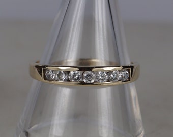 Vintage 9ct gouden eeuwigheidsring. Gebruikte vintage ring met zirkonia. Maat N 1/2, maat 7, maat 53 1/4.