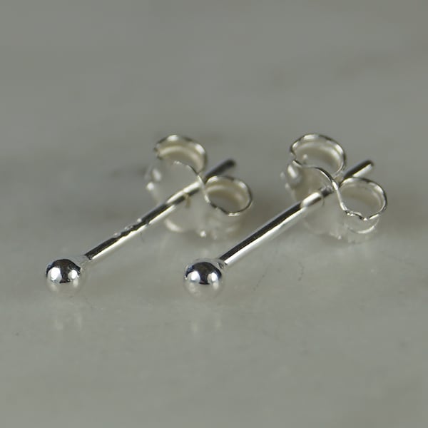 Silberne Ohrstecker, kleine Ohrstecker, 2 mm Kugel-Ohrstecker aus Sterlingsilber. Ohrringe aus Sterlingsilber. Silberne Ohrringe.