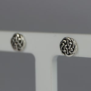 Piccoli orecchini a bottone celtici, orecchini a bottone celtici rotondi in argento sterling, orecchini a bottone in argento inscatolati, orecchini a bottone rotondi in argento