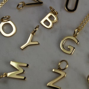 Colgantes de letras iniciales de 10 mm en plata de ley y oro vermeil, collar con colgante de inicial de oro, collar con colgantes de letras de oro.