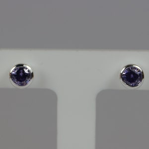 Aretes de plata de alejandrita morada, aretes de alejandrita morada con piedra de nacimiento de junio, circonita cúbica morada, aretes de plata de ley 925, imagen 2