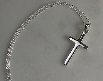 Collar pequeño de plata de ley con cruz y colgante de 21 mm.