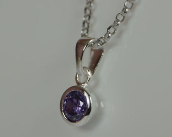 Collana in argento sterling con pietra portafortuna di giugno e ciondolo in alessandrite viola.