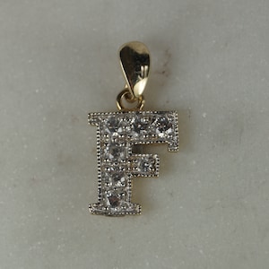 Colgante de oro con la letra F inicial, usado. Letra F con circonita cúbica. Collar de oro con la letra F inicial. Collar de oro con la letra F.