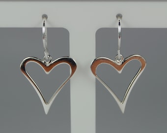 Overzicht zilveren hartdruppeloorbellen. Sterlingzilveren hangers.