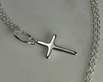Collar pequeño de plata de ley con cruz y colgante de 15 mm.