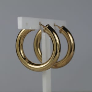 Guldörhängen. Grova vintage-örhängen i 9 karat guld. 9 karat ringar.