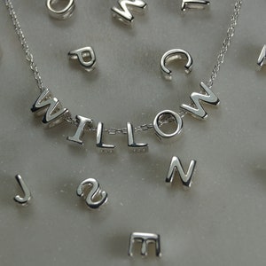 Pequeños colgantes con letras iniciales en plata de ley, pequeños collares con letras iniciales, iniciales de plata, letras de plata, colgantes con letras iniciales.