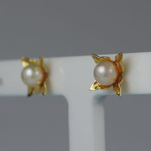 Vintage parel- en gouden oorknopjes. Pareloorbellen in bloemstijl van 10 mm. Tweedehands 9 kt geelgouden oorbellen