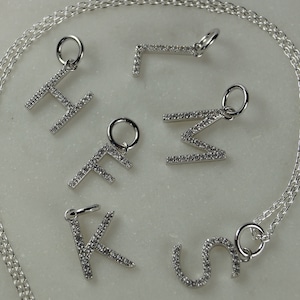 Collar con colgante de letra inicial de 10 mm en plata de ley y circonita cúbica, collar con colgante de inicial de plata, collar con inicial.