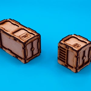 Könnte beinhalten: Zwei Holzkisten mit einer strukturierten Oberfläche und einem metallischen Design. Die größere Kiste ist rechteckig und hat den Text "ACCESS CODE" an der Seite. Die kleinere Kiste ist quadratisch und hat den Text "CODE" an der Seite.