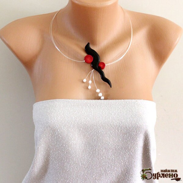Collier asymétrique avec des perles blanches d’eau douce de corail rouge et un élément en bois artisanal et argent sterling 925, collier d’art de coquille