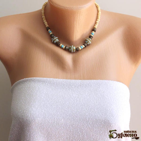 Collier ethno à la main indienne - perles et perles faites d'eucalyptus et d'arbre de bodhi, collier de boho dans la couleur brune, ivoire et turquoise