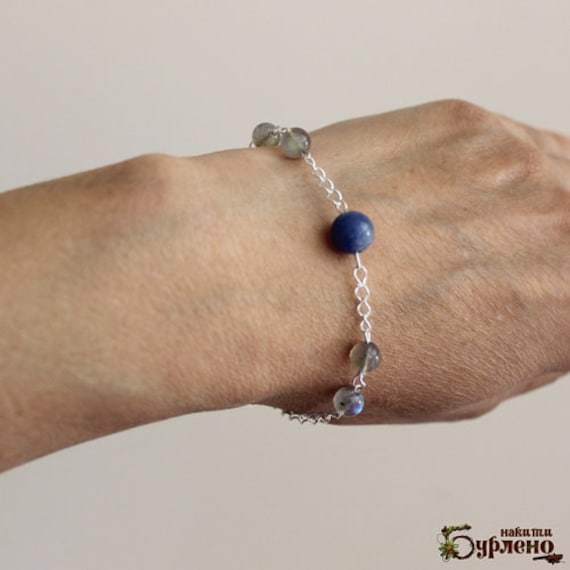 Beaded bracelet with sodalite and and labradorite, bracelet with sterling silver chain and blue semiprecious stones, gemstones bracelet