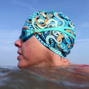 "Badekappe - ""Medusa"" von Nancy Farmer" All-over Schlangen bedruckter Schwimmhut.  Offenes Wasser, wildes Schwimmen, Schwimmbuddygeschenk
