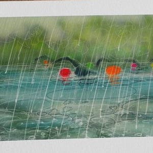 wenskaart: 'Mooi weer voor badeendjes' - zwemmen in open water, triatlon, wetsuitzwemmers in de regen. Kunst van Nancy Farmer