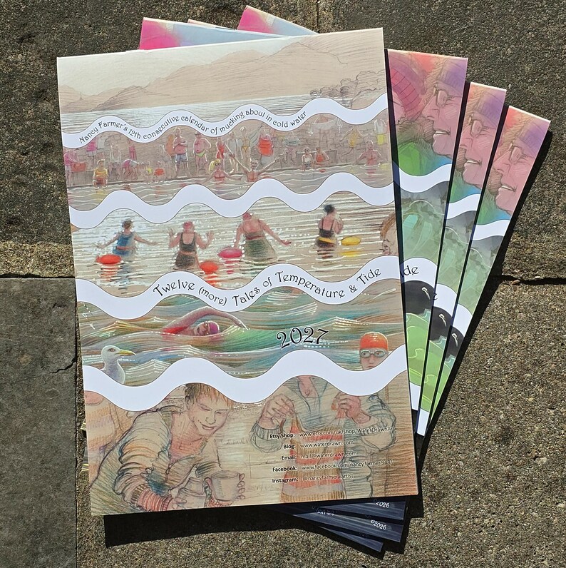 Op de afbeelding: Een wandkalender voor 2027 met de titel Nancy Farmer's 12th consecutive calendar of mucking about in cold water en Twelve (more) Tales of Temperature & Tide. De omslag toont kleurrijke illustraties van mensen die in de zee zwemmen.