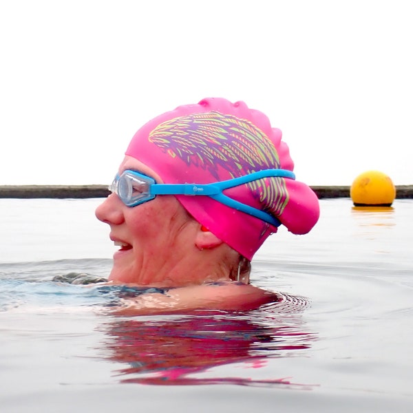 "Langhaar Badehut - ""Winged Messenger"" - Nancy Farmer Badehut / Swim Cap mit Flügel Design." Schwimmen im offenen Wasser.