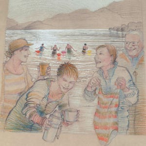Op de afbeelding: Een kleurpotloodtekening met vier personen op een strand, waarbij &eacute;&eacute;n persoon uit een thermoskan in een beker schenkt en een ander een gestreept badpak vasthoudt. Op de achtergrond zwemmen vier figuren in het water bij bergen.