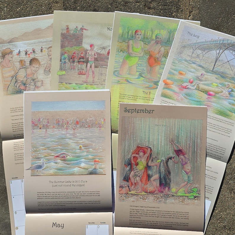 Op de afbeelding: Een verzameling gedrukte kalenderpagina's met kleurrijke illustraties van mensen die zwemmen in meren en buitenomgevingen. Elke pagina bevat beschrijvende tekst, datums en titels zoals september en mei, met gedetailleerde artistieke sc&egrave;nes.