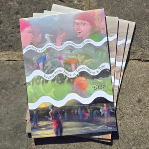 Op de afbeelding: Een kalender voor 2027 getiteld Twelve (more) Tales of Temperature & Tide door Nancy Farmer. De omslag bevat kleurrijke illustraties van mensen die in koud water zwemmen, meeuwen en golvende witte grafische banden over het ontwerp.