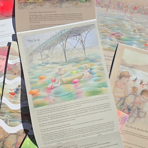 Op de afbeelding: Een bedrukte pagina met een kleurpotloodillustratie getiteld The Log, waarop een grote boomstam in onrustig water onder een pier drijft, met verschillende zwemmers in de buurt. De pagina bevat beschrijvende tekst onder de illustratie.