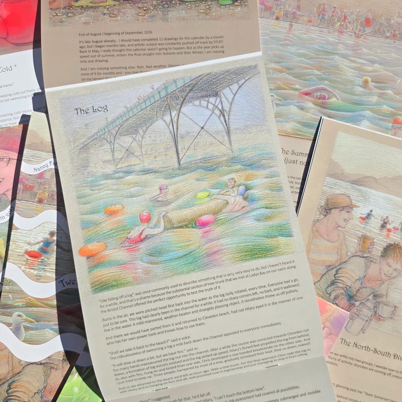 Op de afbeelding: Een bedrukte pagina met een kleurpotloodillustratie getiteld The Log, waarop een grote boomstam in onrustig water onder een pier drijft, met verschillende zwemmers in de buurt. De pagina bevat beschrijvende tekst onder de illustratie.