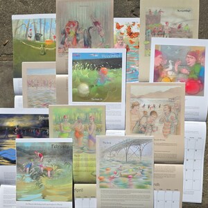Op de afbeelding: Een verzameling wandkalenderpagina's met kleurrijke illustraties van mensen die zwemmen in verschillende buitenwateren, met tekstlabels voor maanden zoals januari, februari, november en december, en beschrijvende bijschriften onder elke sc&egrave;ne.