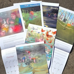 Op de afbeelding: Een wandkalender met meerdere pagina's met kleurrijke illustraties van mensen die in buitenwater zwemmen, inclusief sc&egrave;nes met de labels december, januari, augustus en februari. Elke pagina toont kunstwerken, beschrijvende tekst en kalenderroosters.